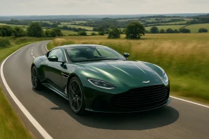 Sportiska elegance: Aston Martin DB12 testa brauciens